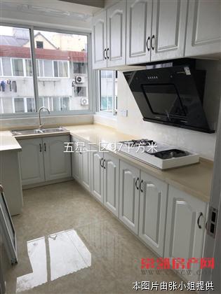 五星2区97平方 精装修未住 床2张，沙发1套，餐桌1套，梳妆台1只，全新从来没有用过，价格228万