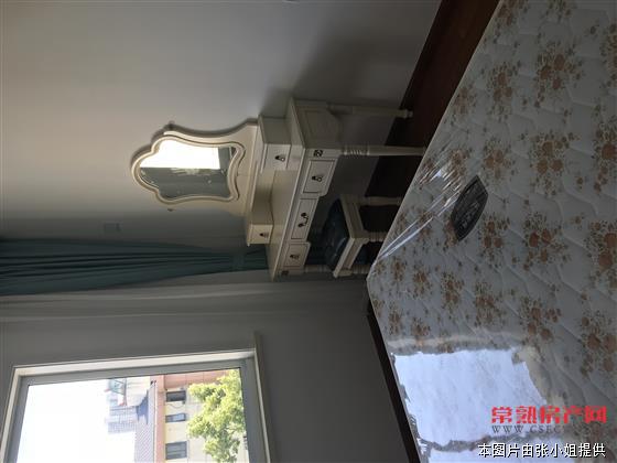 五星2区97平方 精装修未住 床2张，沙发1套，餐桌1套，梳妆台1只，全新从来没有用过，价格228万