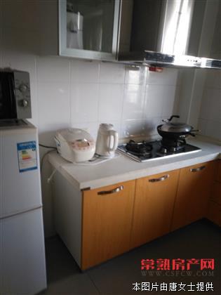 华府世家一室一厅精装修设备齐全，月租:2800元，有钥匙。