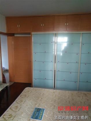 颜港北村2楼二室一厅，精装修设备齐，月租：2500元（有钥匙）