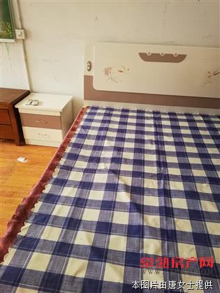 颜港2楼二室一厅，无装修，空调热水器，月租:1400元。（有钥匙）