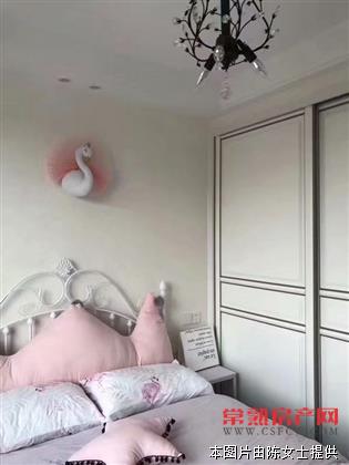 东湖京华，114平米，精装满2年，带车位，240万