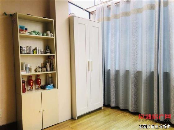 颜港南村，3楼，，60平方，两室一厅，房东自住，现往苏州发展，诚意出售，106万，看房方便！