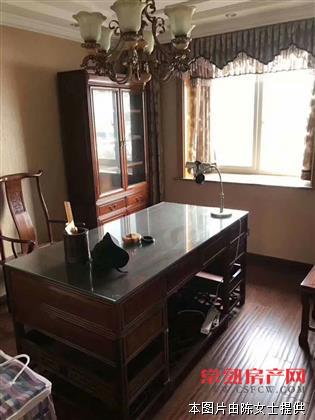 东市河小区，石梅市一中，122平米豪装，290万