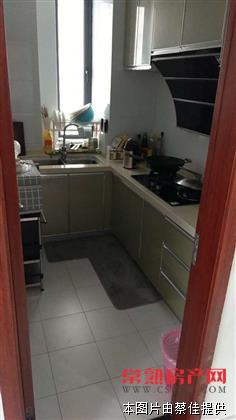 zjh湖畔现代城 101平精装修 三室两厅一卫 南北通透 家具齐全 满两年有名额 仅售185万！