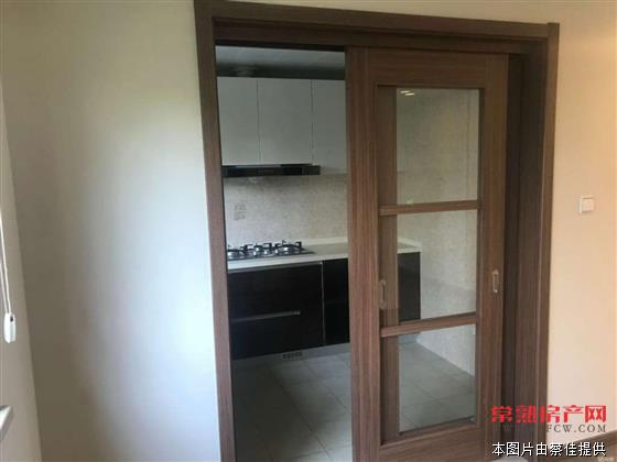 zjh万科公望 115平精装 三室两厅两卫 南北通透 带独立小院 交通便利 有名额 305万！