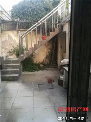 z五星新村六区 82平简装 底楼带院子 带大晒台 阳光房 带自库 满五有名额 采光超好现价172万！