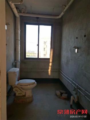 海福新城，108平米，毛坯，正规3室1卫，135万，满2年。黄金楼层，大阳台