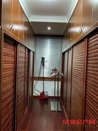 洪泾里独栋178平，精装满二有名额汽车好停价468万