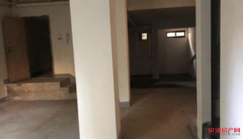 怡景湾联体，毛坯，820万，中间套