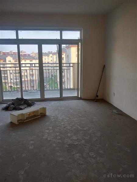 依云小镇132平152万毛坯满2年有名额