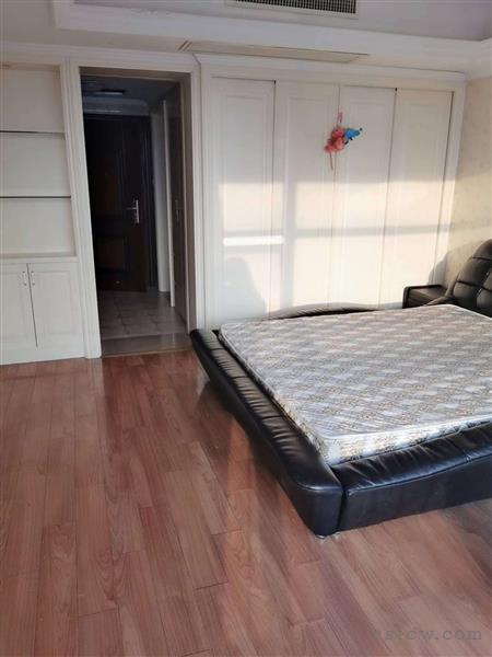 汇丰时代广场单身公寓50平方精装2000元包物业