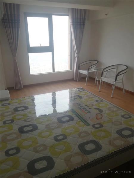 75号公馆，一室一厅跃层，月租2500元