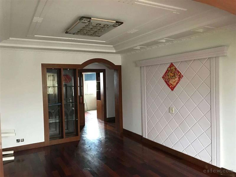 何市时代家园124平方三房二厅二卫十车库15平有名额