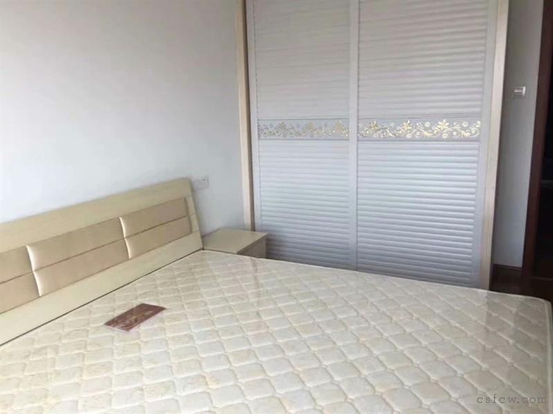 汇金广场，90平，2室1卫，精装修，中间楼层好，228万，看中可再谈