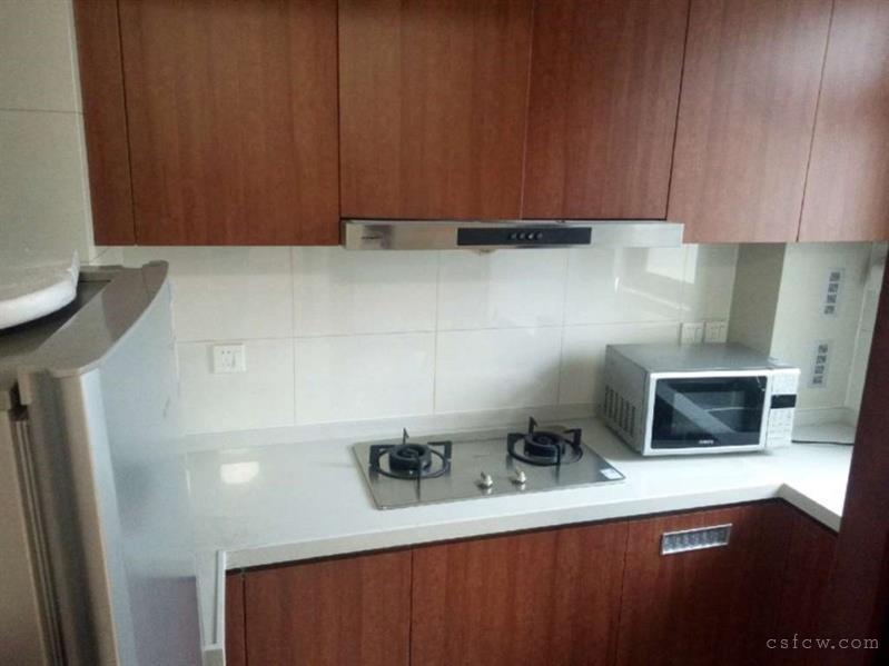 新城虞悦豪庭，3室1厅1卫，精装，拎包入住，3200元/月，包物业，采光楼层