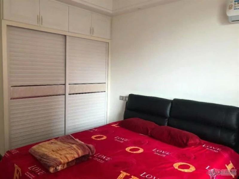 中南锦城，精装，4室2卫，3800元/月，包物业