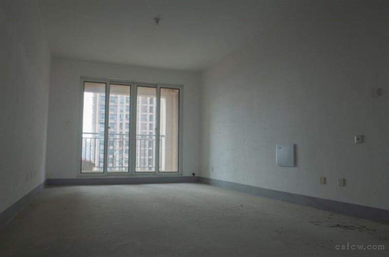 中南锦城，跃层式115平米，毛坯，4室2卫，225万，可上学，满2年