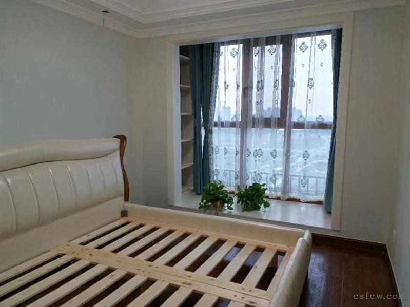 中南御锦城豪装3/2/2朝南好房236万