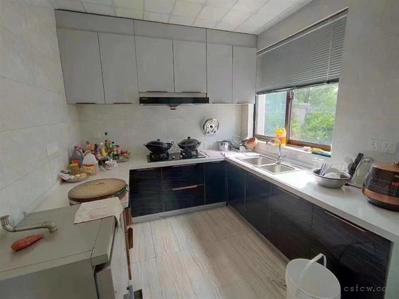 房东包税，明日星洲底楼带大院子带大阳台3室2厅2卫，136平全新