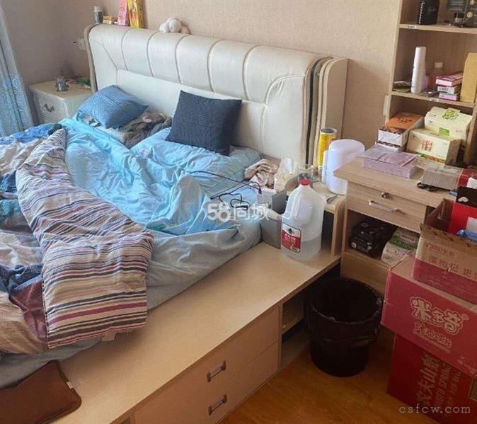 同济广场豪装1/1/1朝南好房1600元/月