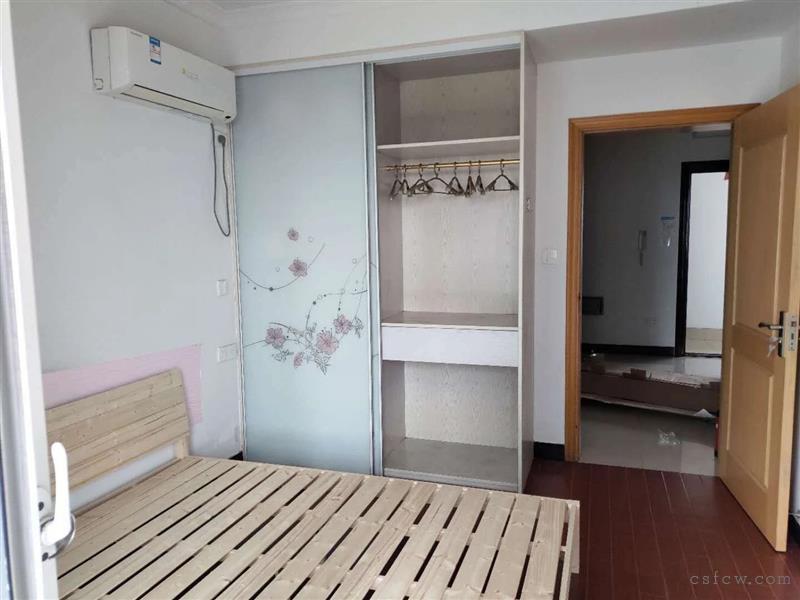 中欧假日花园简装3/1/1朝南好房2400元/月