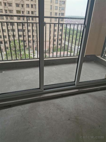 创想魅力城毛坯2/2/1朝南好房105万