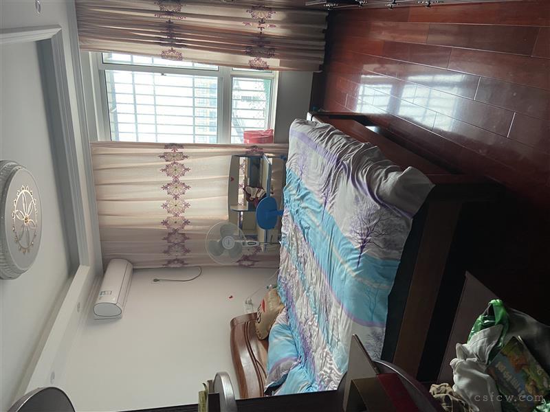 中宏新农中心104平，精装修，黄金楼层，70万