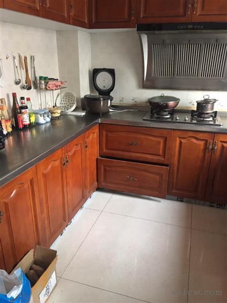 东方瑞景115平，赠送面积大，有大晒台，130万