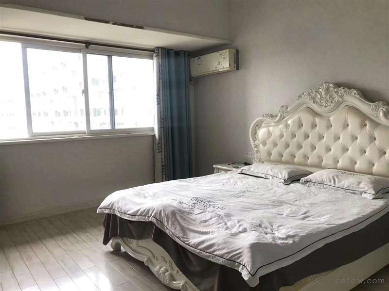 派公馆精装2/1/2朝南好房2600元/月