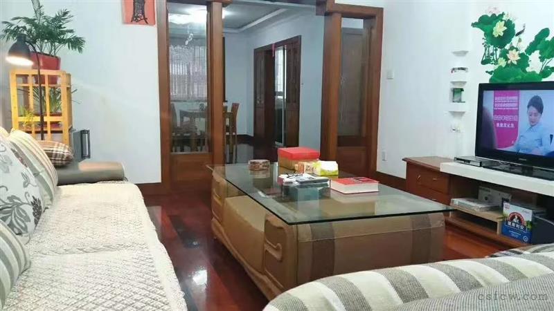 锦湖花园130平方，2楼，3室2厅2卫1厨1阳台、精装修，品牌家电，有固定的汽