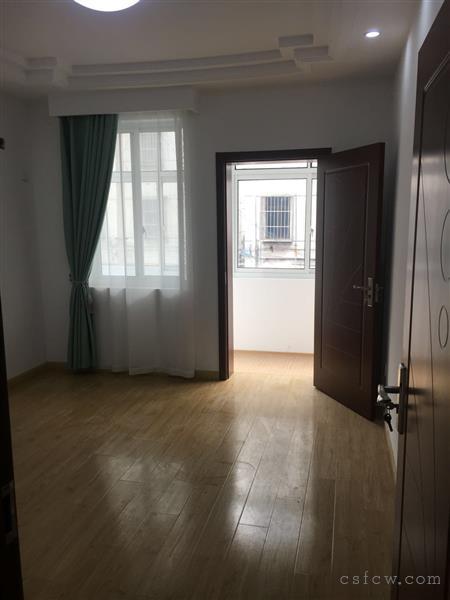 市中心县东街2楼63平方二室一厅装修新110万