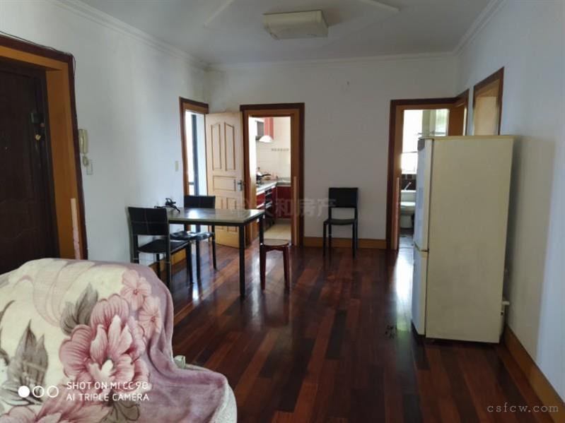 琴湖新村精装2/1/1朝南好房2100元/月