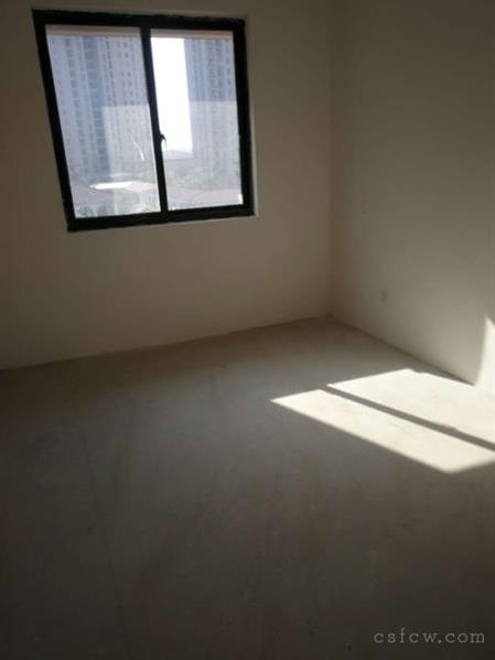 金域蓝湾花园电梯洋房144平，192万