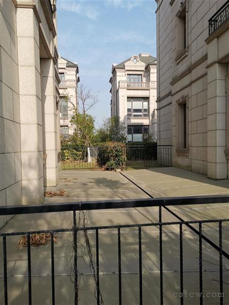 湖畔现代城联体别墅386平方650万毛坯满2年