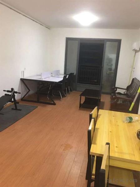 湖畔现代城简装3/2/2朝南好房2500元/月