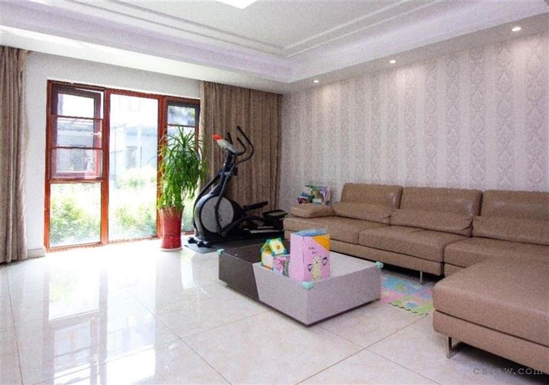 双湖别墅，东边户，纯地上3层，送露台，三个车位，装修保养好