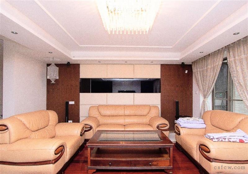 怡和花园物业中心精装别墅，看房方便，地铁口使用面积多