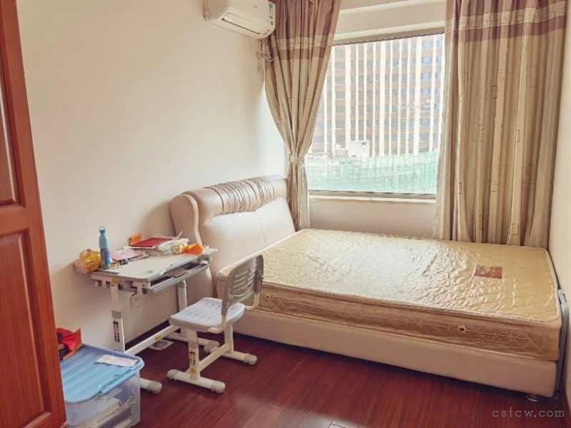 世茂四期三房二厅二卫精装修设施齐全拎包入住4000元月