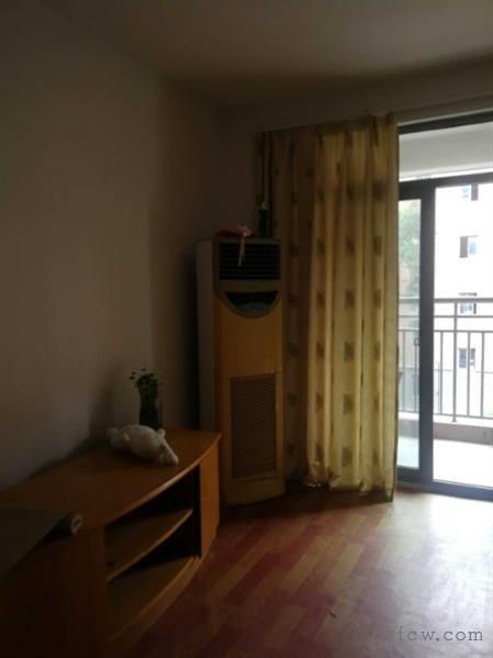 金山苑四区简装2房设备全1700元