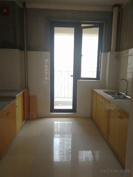 藕渠家园简装3房2卫带车位厨卫装好2000元