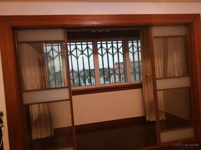 湖苑四区精装修3房2卫带30平汽库设备齐全2800元