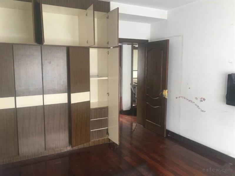 锦荷佳苑，94平米，三开间，3室1厅1卫，153万，满2年，带自库