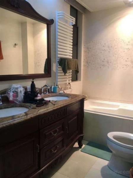 常熟老街霞飞坊，底楼产证143平米带半地下室，带院子，带汽车库满2年