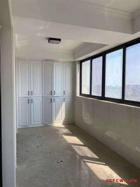 c凯尔顿广场220平大平层，4-2-2，带车位，满两年，有名额，495万