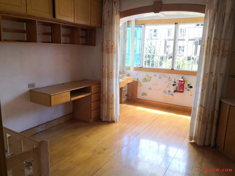 五星五区65平，3楼，1300月租，老装修，2房1卫