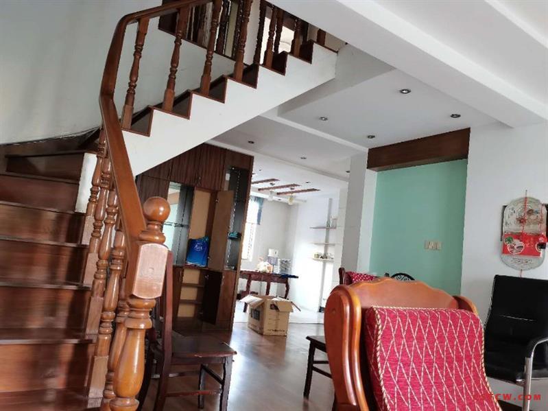 c长江路2跃3层180平方4室2厅3卫，精装。3000一月