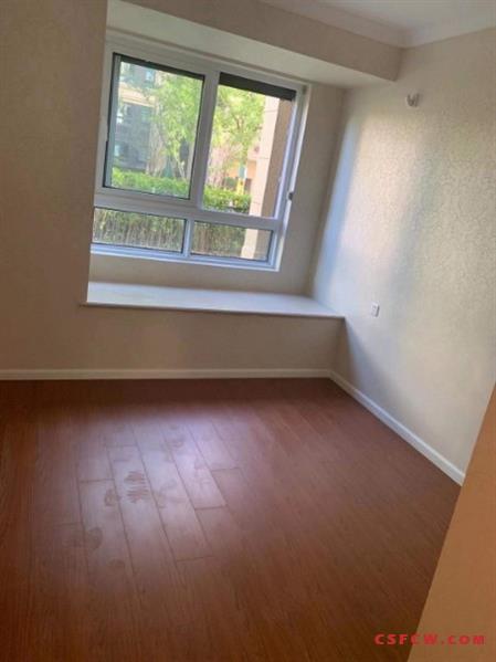 玉兰臻园一楼140多平院子50平，四房二厅二卫，年租金4.5万包物业，