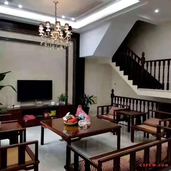 c东湖京华连体别墅，320平，5房3卫，共3层，带地下室院子。精装，630万