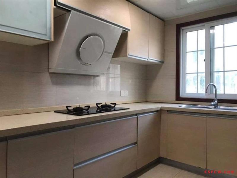 c新加坡南区，独栋250平，2层，精装，5房3卫，年付7.5万